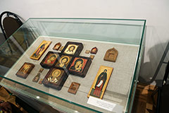 В витрине иконопись, миниатюра и резные деревянные иконы художников Николая и Людмилы Чибисовых