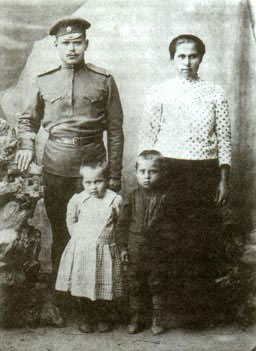 Саша Кибальников (А.П. Кибальников) с родителями и сестрой, из архива В.А. Кибальниковой