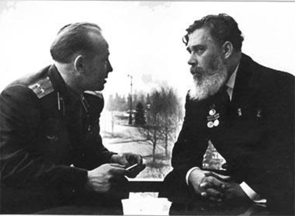 А.П. Кибальников с летчиком-космонавтом A.A. Леоновым. Конец 1960-х