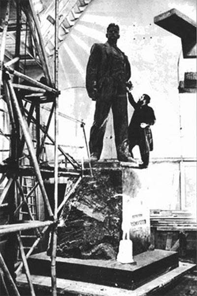 Working over a monument to V.V. Mayakovsky. 1956