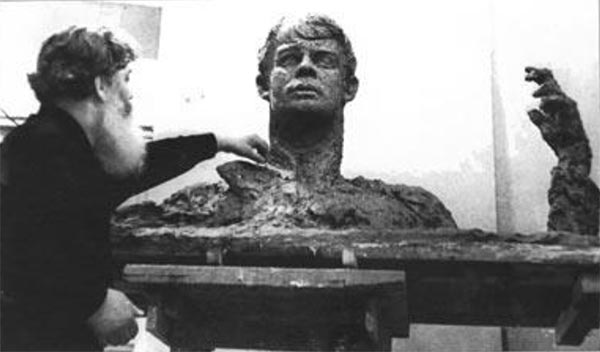 За работой над эскизом памятника Сергею Есенину в Рязани. 1970-е