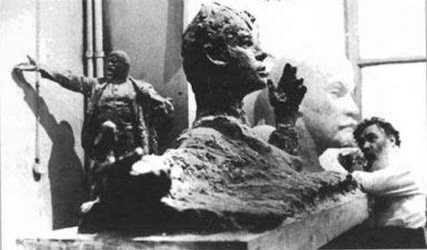 За работой над эскизом памятника Сергею Есенину в Рязани. 1970-е