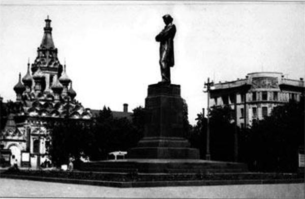 The monument to N.G. Chernyshevsky in Saratov. 1953. Bronze